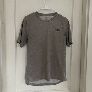 adidas Men’s Short Sleeve Performance Tee in Light Gray